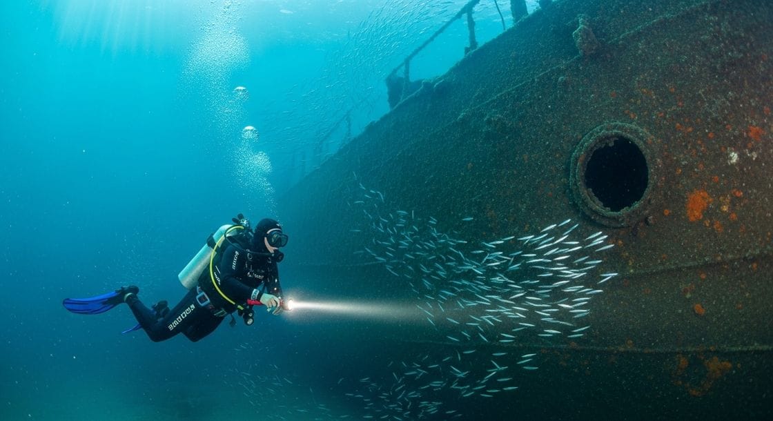 Mergulhos em Naufrágios para Explorar Mundos Submersos