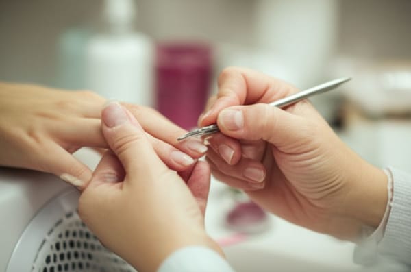 Como cuidar das unhas em casa de forma profissional