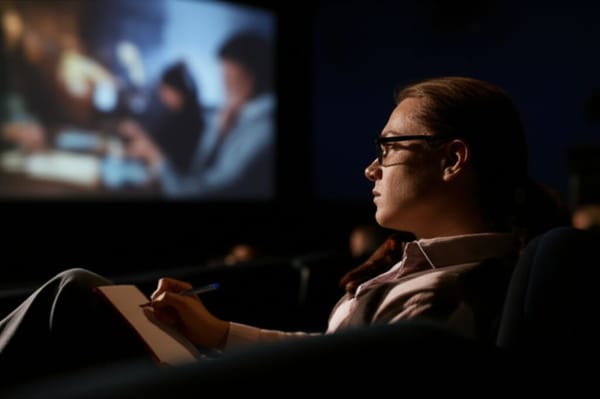 Como analisar um filme ou série de forma crítica